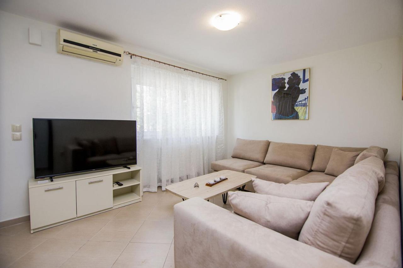 Kasta Bnb Ofrinion Exterior photo