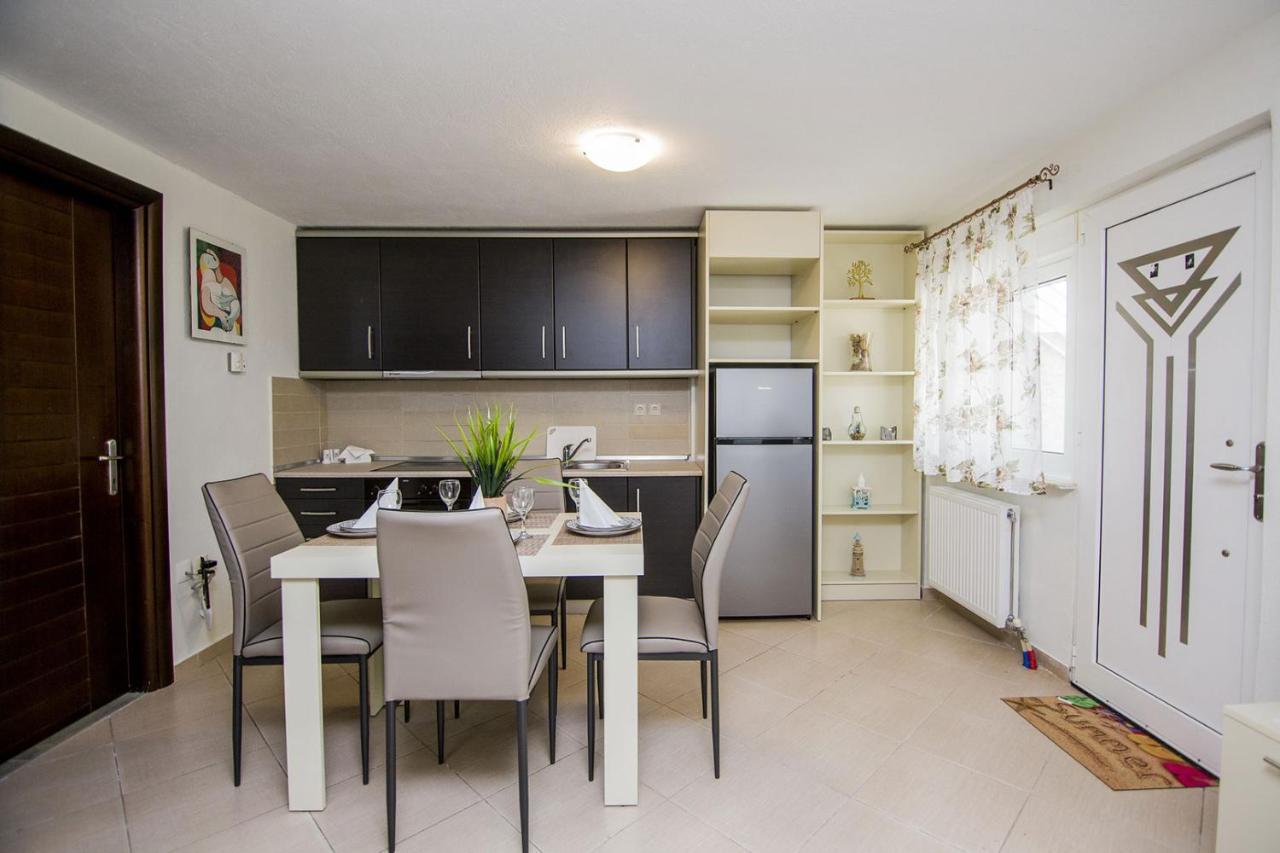 Kasta Bnb Ofrinion Exterior photo